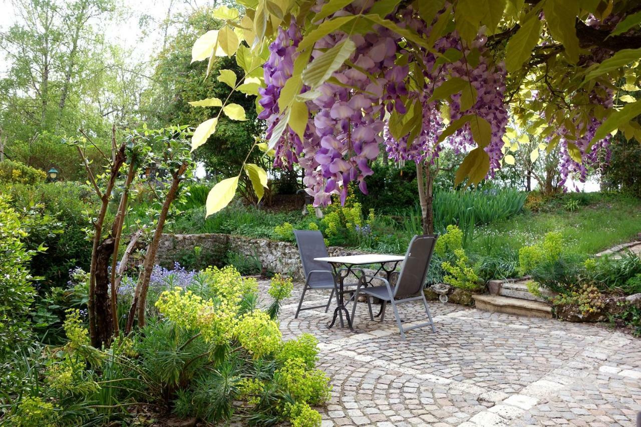 Les Jardins De Camelot Bed & Breakfast Villegouge Luaran gambar