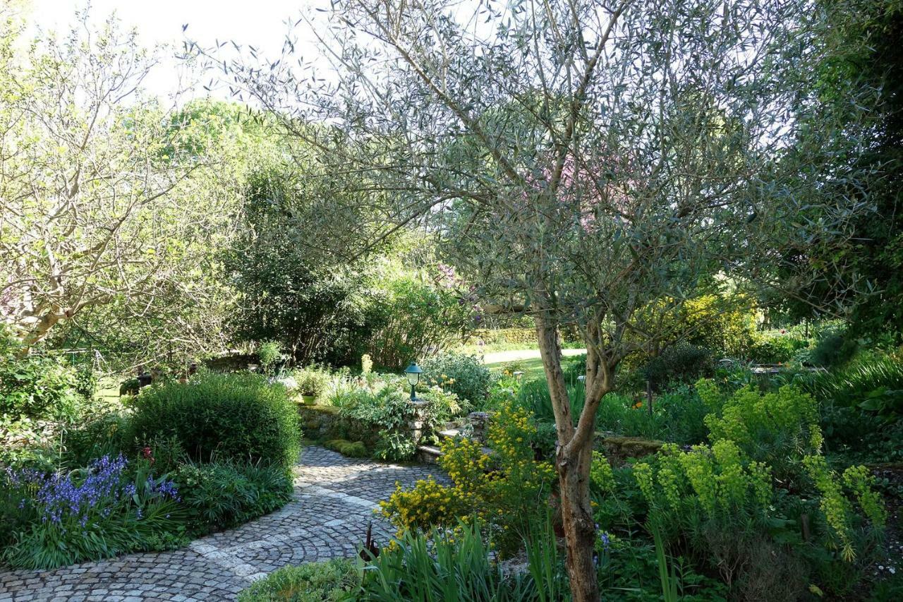 Les Jardins De Camelot Bed & Breakfast Villegouge Luaran gambar